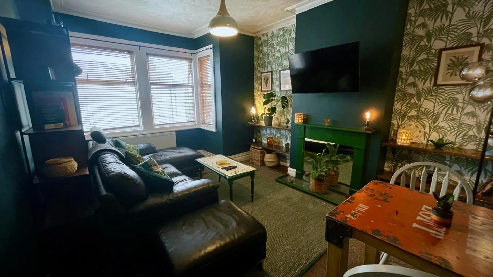 Stylish And Artistic Flat In Southend On Sea Apartment