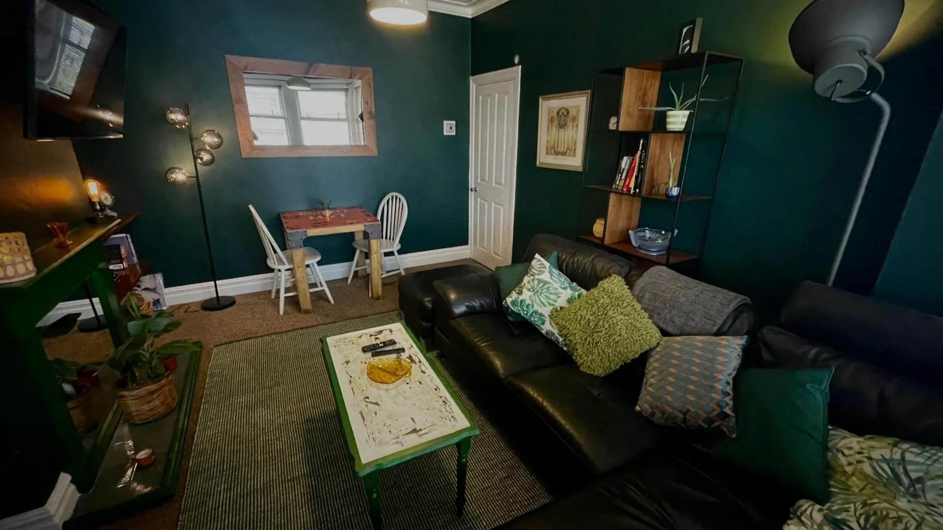 Stylish And Artistic Flat In Southend On Sea Apartment