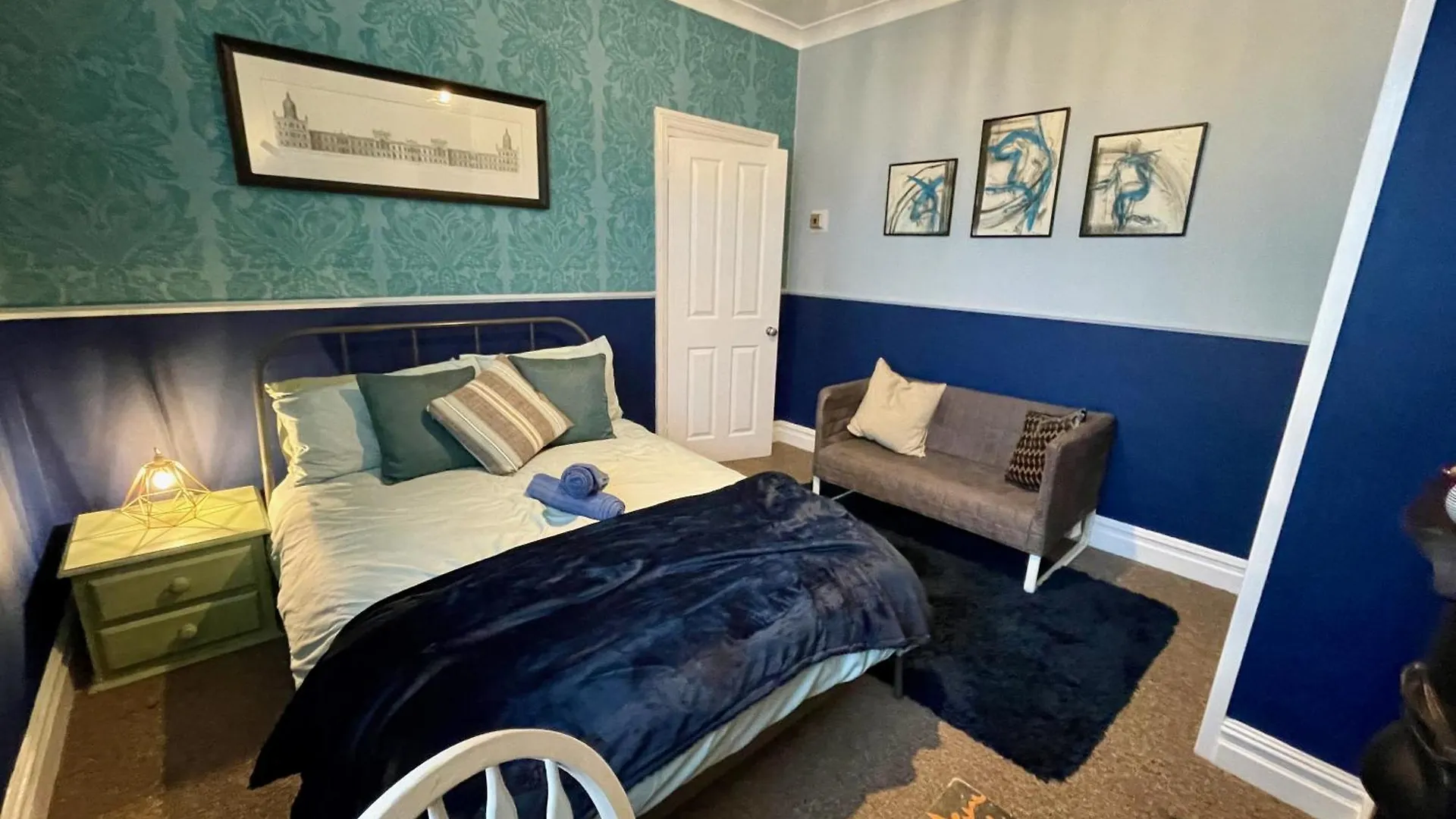 Stylish And Artistic Flat In Southend On Sea Apartment